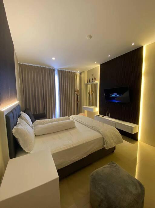 Nagoya Thamrin Apartment High Floor With View Екстериор снимка