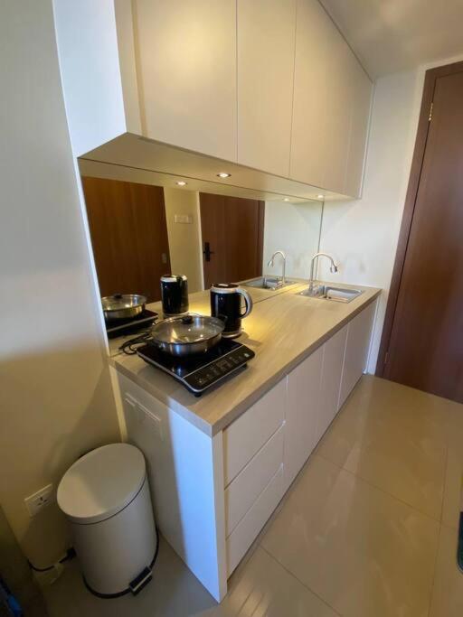 Nagoya Thamrin Apartment High Floor With View Екстериор снимка