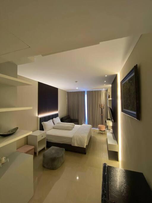 Nagoya Thamrin Apartment High Floor With View Екстериор снимка