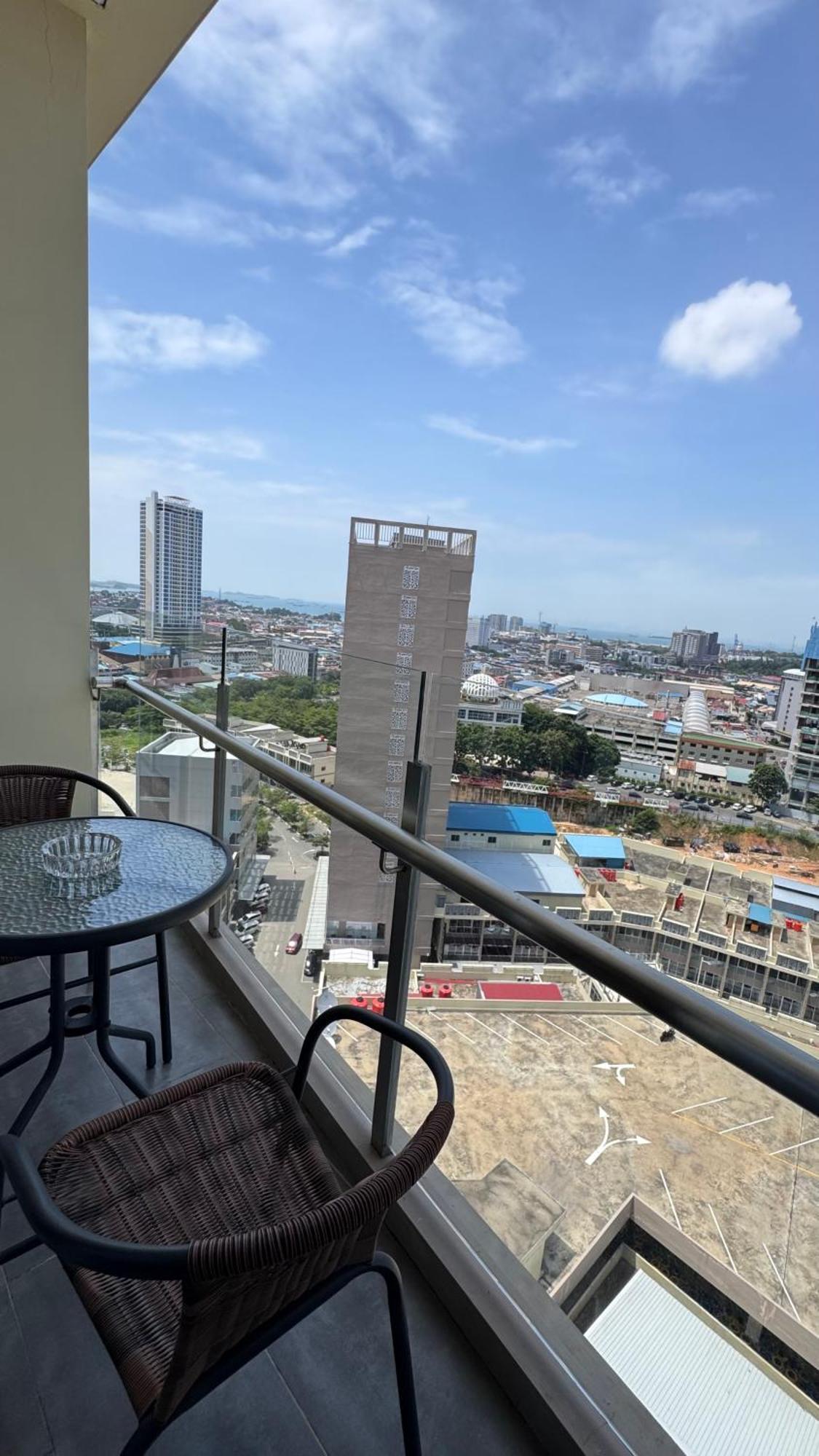 Nagoya Thamrin Apartment High Floor With View Екстериор снимка