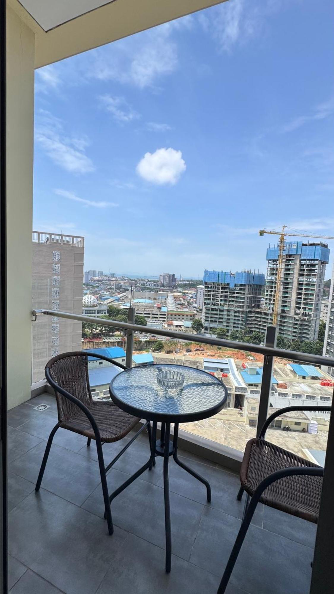 Nagoya Thamrin Apartment High Floor With View Екстериор снимка